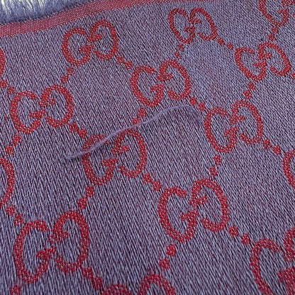 Scialle Gucci in misto lana e seta bicolore; bordeaux e blu con trama GG, e bori sfrangiati. Completo di scatola. Originale, usato, in condizioni ottime. 