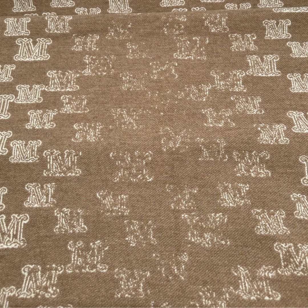 Sciarpa Max Mara in 100% cashmere color cammello con bordi sfrangiati.