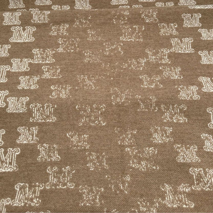 Sciarpa Max Mara in 100% cashmere color cammello con bordi sfrangiati.