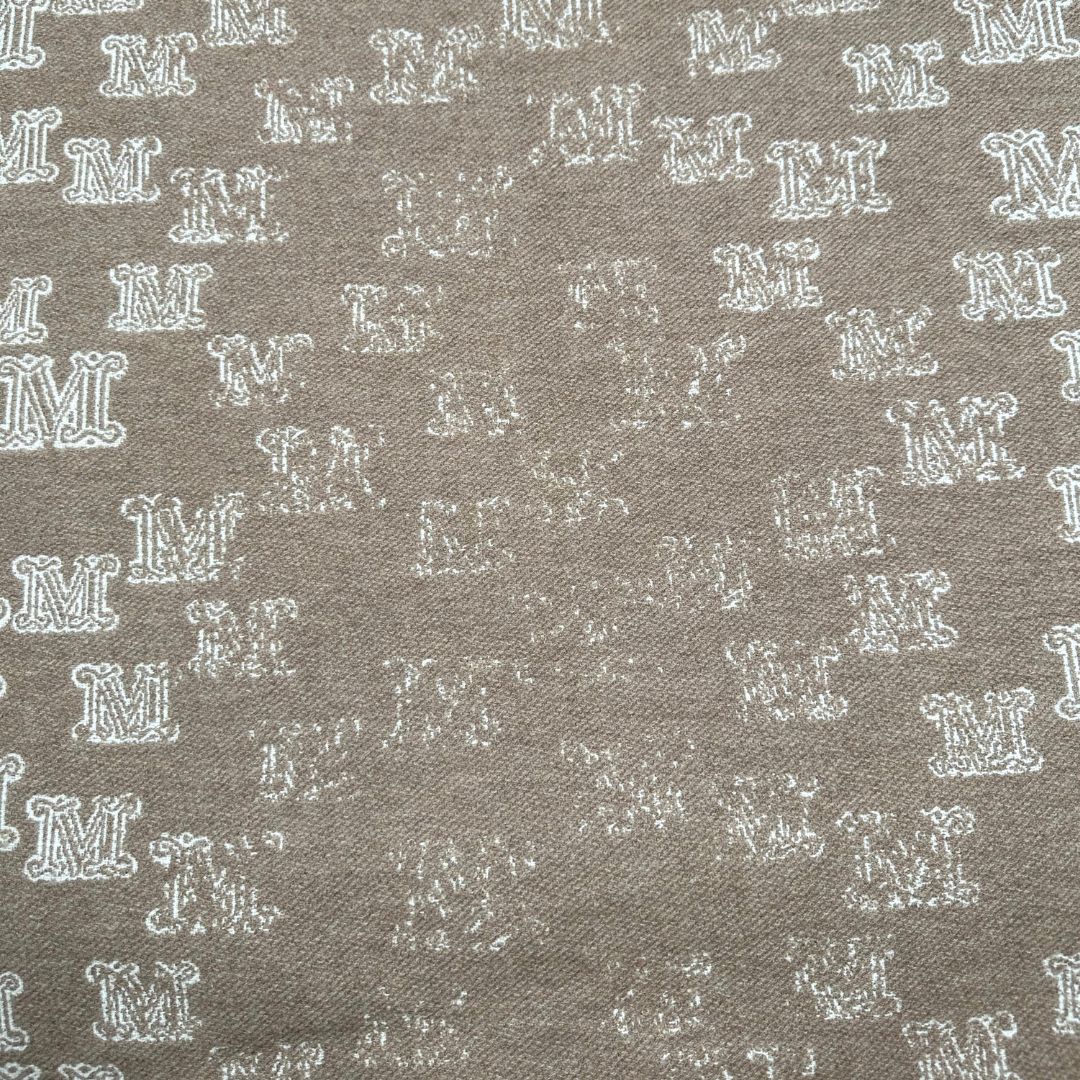 Sciarpa Max Mara in 100% cashmere color cammello con bordi sfrangiati.