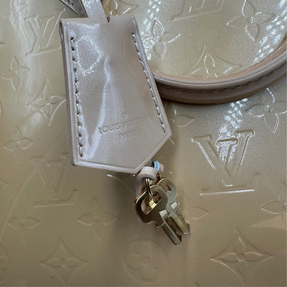 Alma PM Louis Vuitton in pelle Vernis color noisette con parti metalliche dorate e doppi manici stondati; da portare a mano. Originale, usato, in condizioni ottime. 