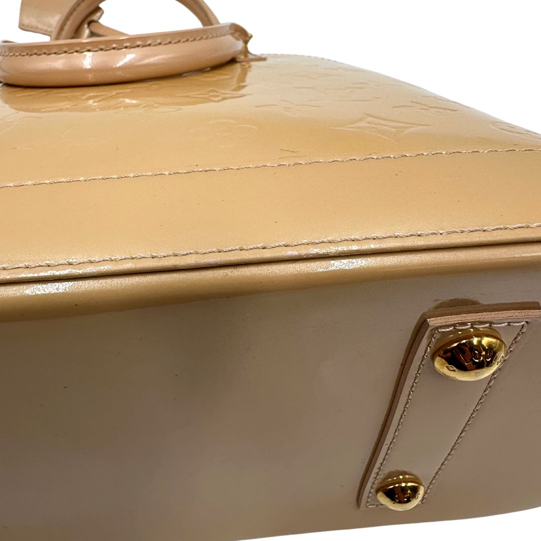 Alma PM Louis Vuitton in pelle Vernis color noisette con parti metalliche dorate e doppi manici stondati; da portare a mano. Originale, usato, in condizioni ottime. 