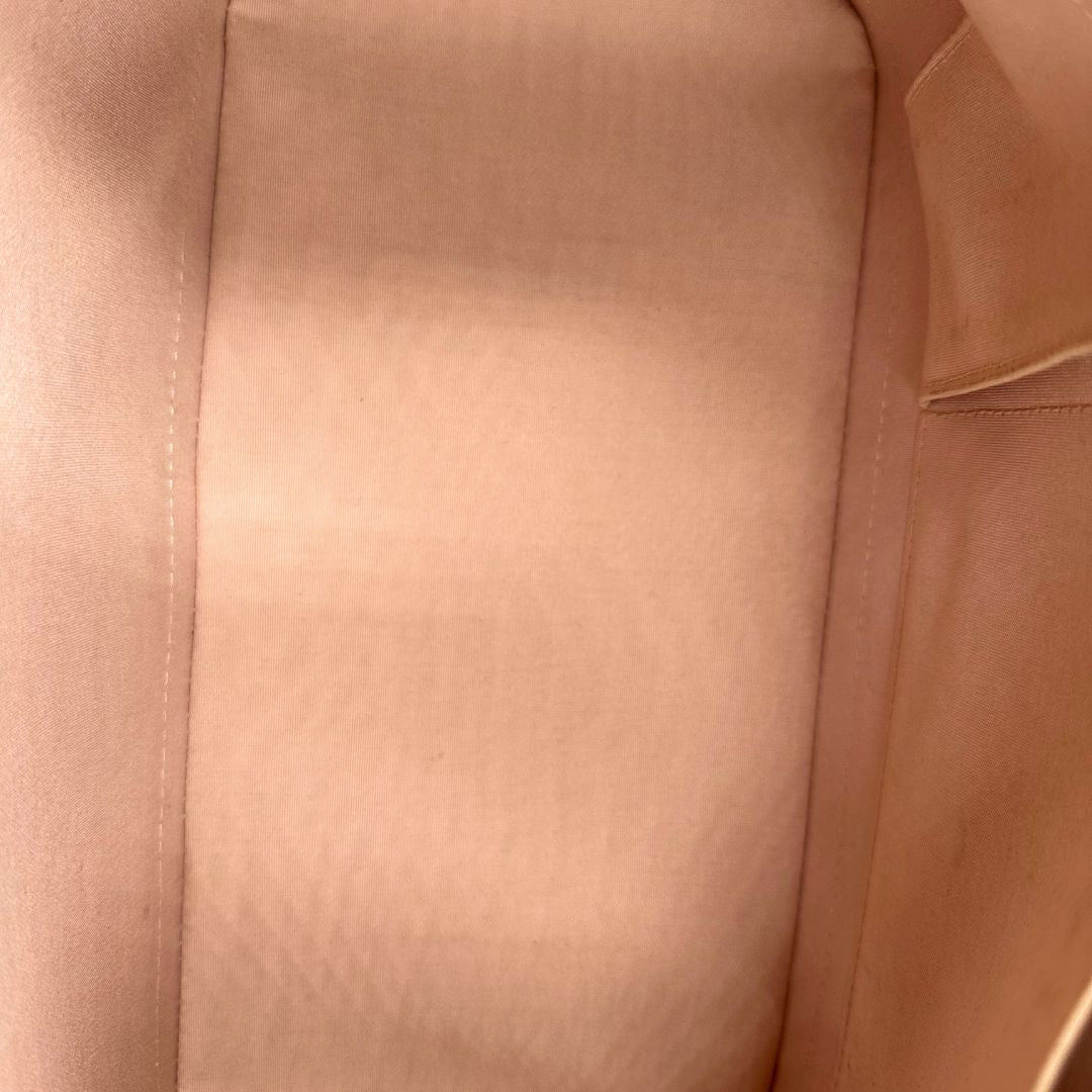 Interno Alma PM Louis Vuitton in pelle Vernis color noisette con parti metalliche dorate e doppi manici stondati; da portare a mano. Originale, usato, in condizioni ottime. 