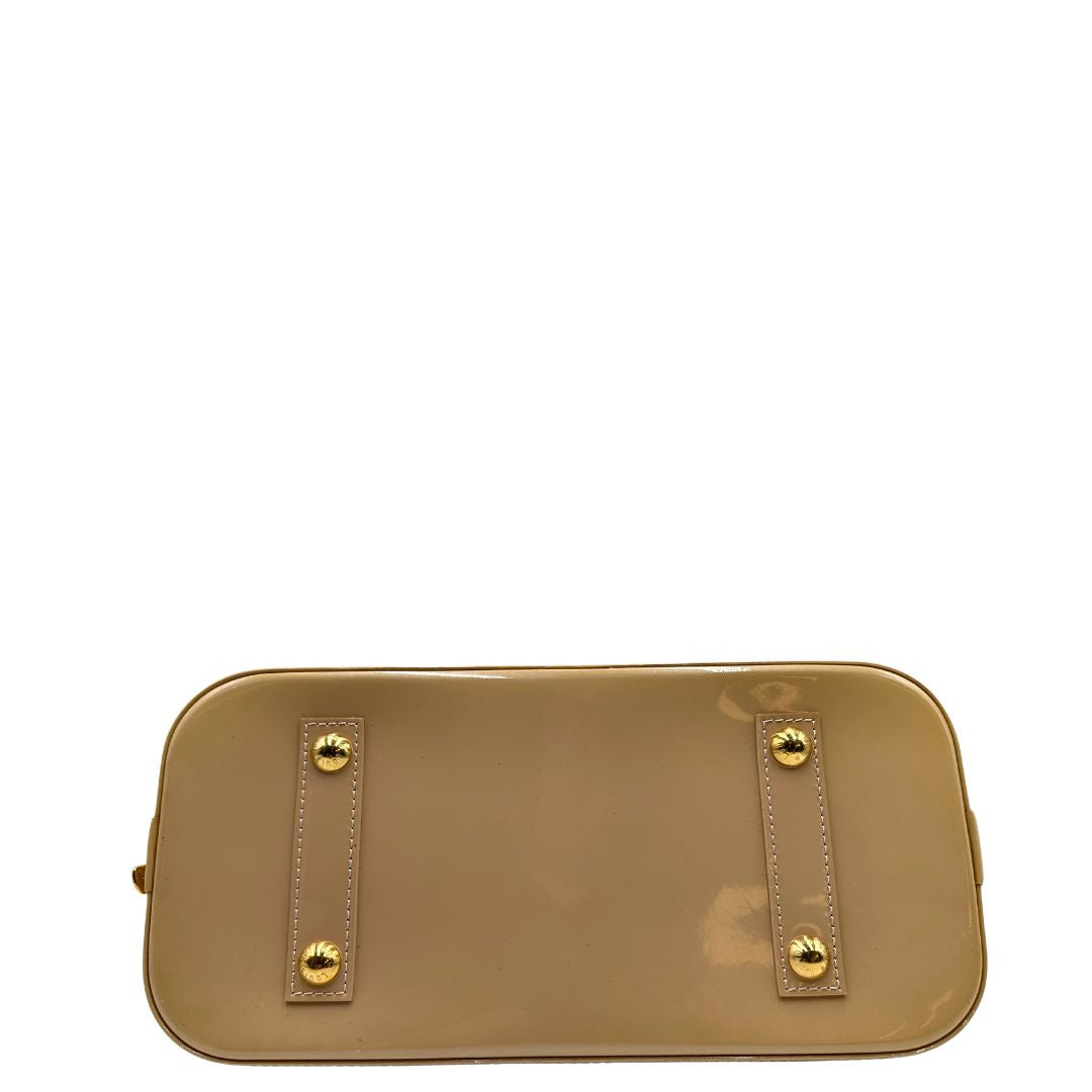 Base Alma PM Louis Vuitton in pelle Vernis color noisette con parti metalliche dorate e doppi manici stondati; da portare a mano. Originale, usato, in condizioni ottime. 