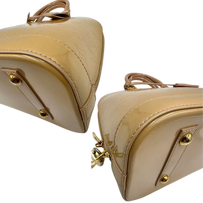 Angoli Alma PM Louis Vuitton in pelle Vernis color noisette con parti metalliche dorate e doppi manici stondati; da portare a mano. Originale, usato, in condizioni ottime. 