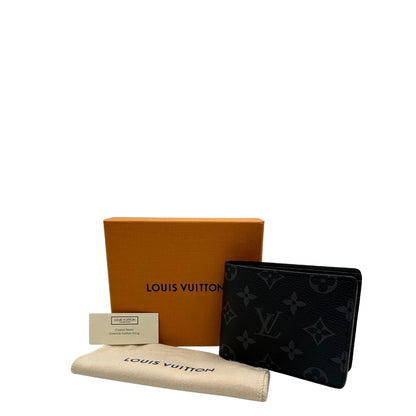 Portafoglio Louis Vuitton Slender in in tela nera Monogram Eclipse, munito di vari scomparti. Completo di corredo. Originale, usato, in condizioni eccellenti. 