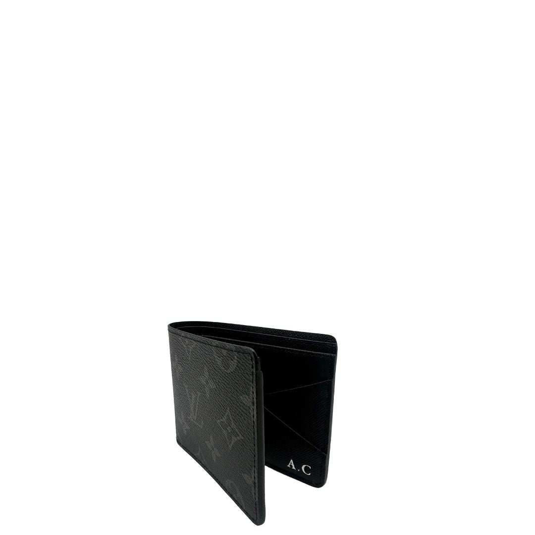 Portafoglio Louis Vuitton Slender in in tela nera Monogram Eclipse, munito di vari scomparti. Completo di corredo. Originale, usato, in condizioni eccellenti. 