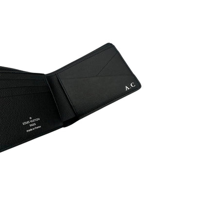 Portafoglio Louis Vuitton Slender in in tela nera Monogram Eclipse, munito di vari scomparti. Completo di corredo. Originale, usato, in condizioni eccellenti. (personalizzato con iniziali all'interno A.C)