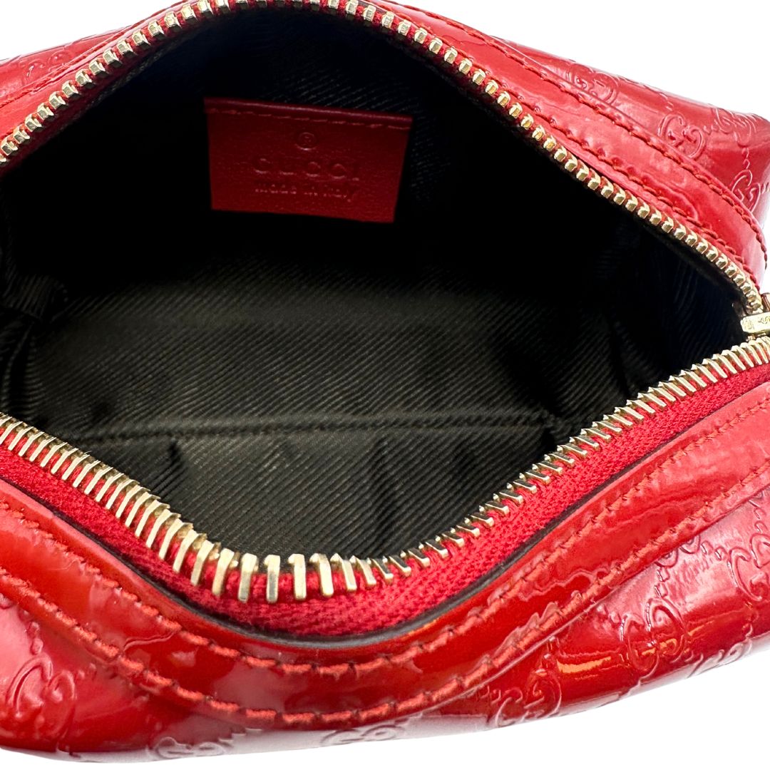 interno Pochette in pelle rossa verniciata monogram con parti metalliche dorate. Completa di dustbag, di lusso, originale, ottime condizioni 