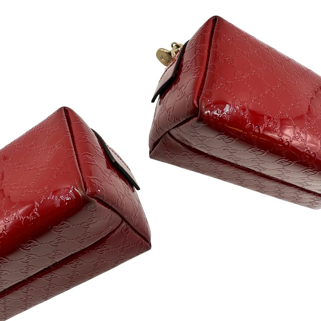 angoli Pochette in pelle rossa verniciata monogram con parti metalliche dorate. Completa di dustbag, di lusso, originale, ottime condizioni 