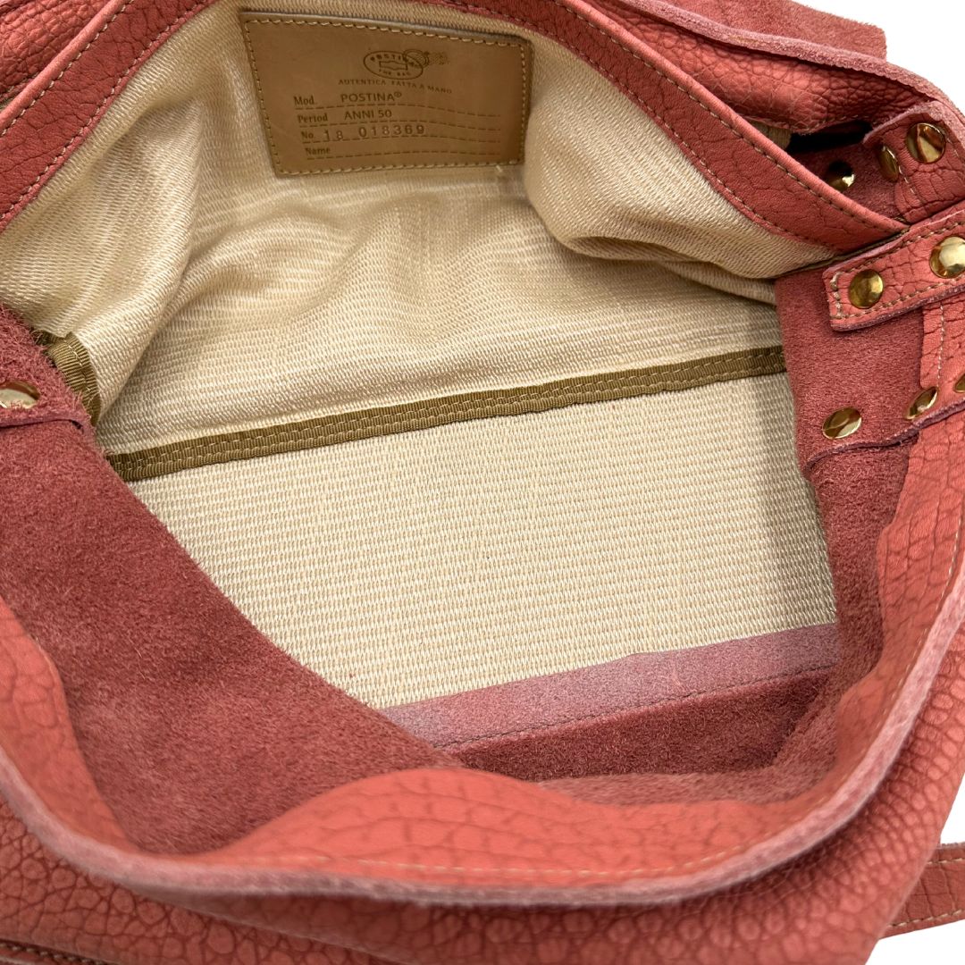 interno Borsa Zanellato in pelle scamosciata rosa trama cocco con parti metalliche dorate. Munita di un mono manico e una tracolla regolabile, e amovibile. 