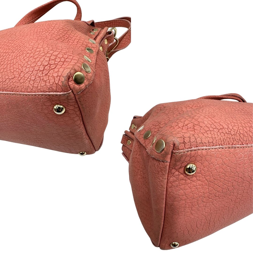 angoli Borsa Zanellato in pelle scamosciata rosa trama cocco con parti metalliche dorate. Munita di un mono manico e una tracolla regolabile, e amovibile.
