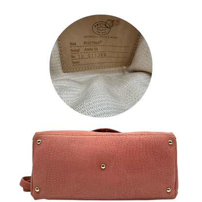 base Borsa Zanellato in pelle scamosciata rosa trama cocco con parti metalliche dorate. Munita di un mono manico e una tracolla regolabile, e amovibile. 