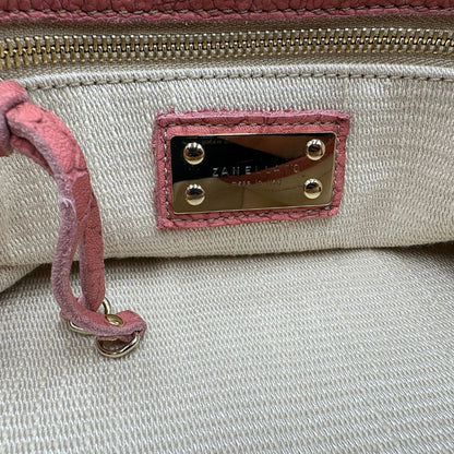 interno Borsa Zanellato in pelle scamosciata rosa trama cocco con parti metalliche dorate. Munita di un mono manico e una tracolla regolabile, e amovibile. 