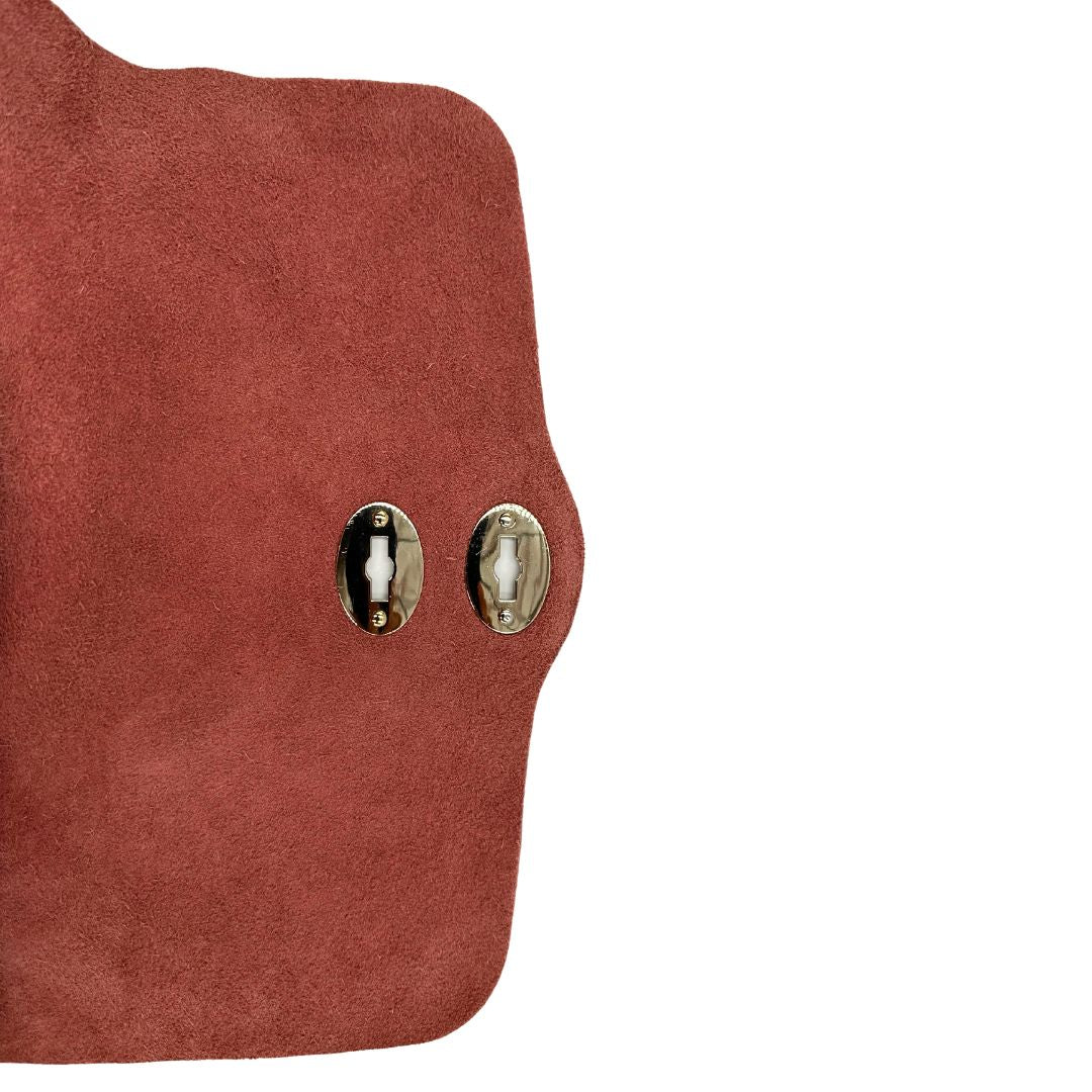 interno Borsa Zanellato in pelle scamosciata rosa trama cocco con parti metalliche dorate. Munita di un mono manico e una tracolla regolabile, e amovibile. 