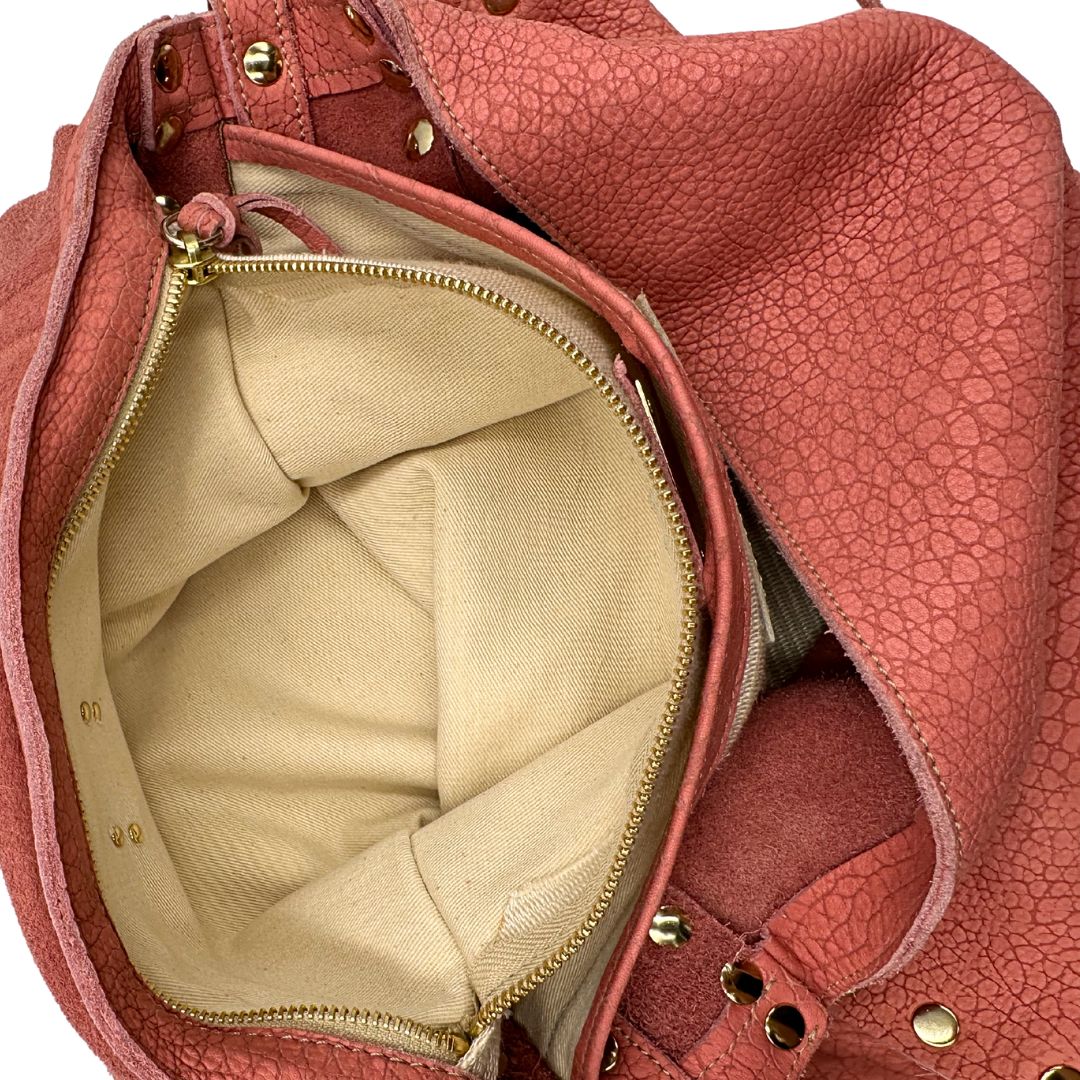 interno Borsa Zanellato in pelle scamosciata rosa trama cocco con parti metalliche dorate. Munita di un mono manico e una tracolla regolabile, e amovibile. 