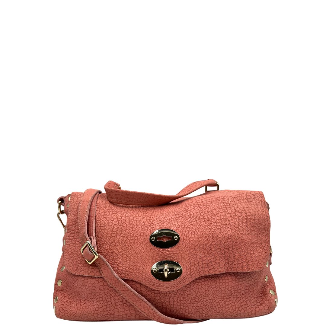 front Borsa Zanellato in pelle scamosciata rosa trama cocco con parti metalliche dorate. Munita di un mono manico e una tracolla regolabile, e amovibile. 