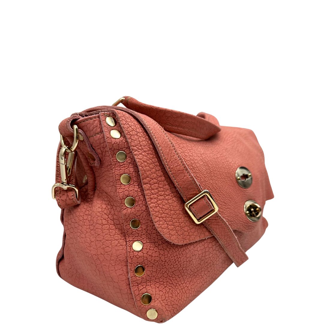 lato Borsa Zanellato in pelle scamosciata rosa trama cocco con parti metalliche dorate. Munita di un mono manico e una tracolla regolabile, e amovibile. 