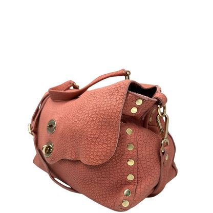 lato Borsa Zanellato in pelle scamosciata rosa trama cocco con parti metalliche dorate. Munita di un mono manico e una tracolla regolabile, e amovibile. 