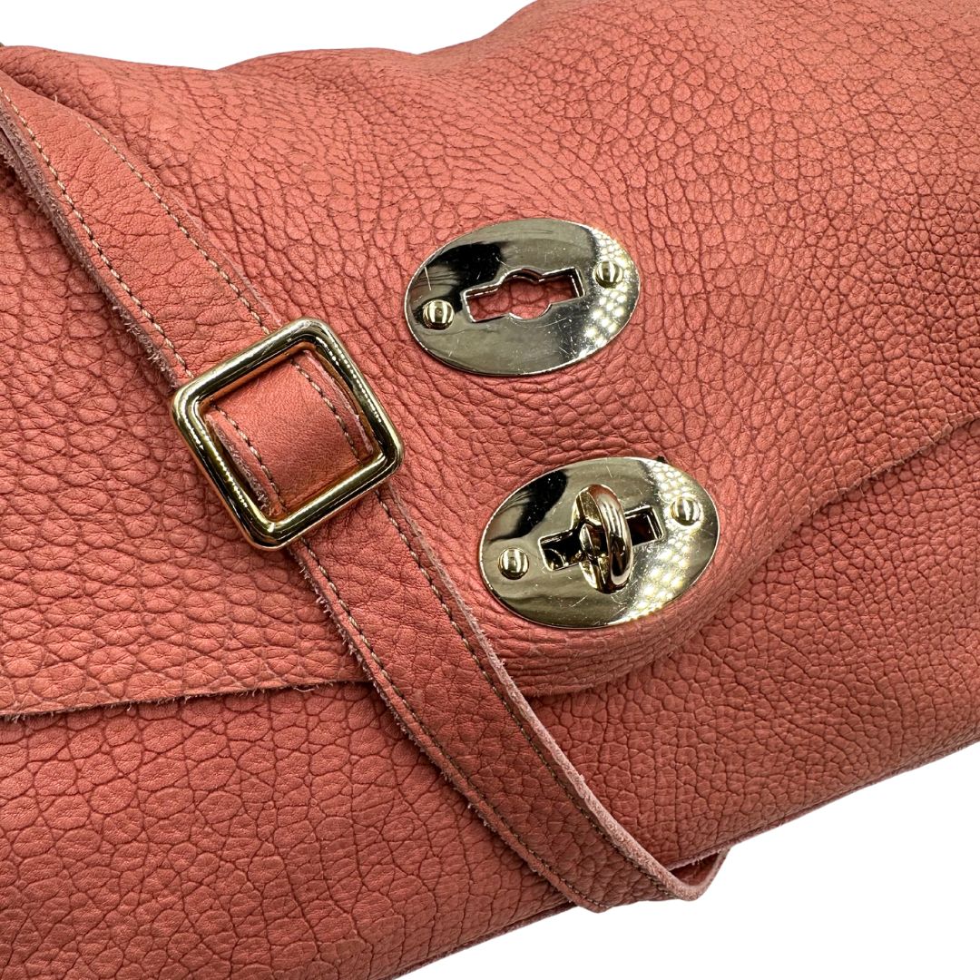 chiusura Borsa Zanellato in pelle scamosciata rosa trama cocco con parti metalliche dorate. Munita di un mono manico e una tracolla regolabile, e amovibile. 