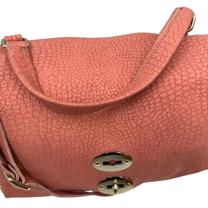 manico Borsa Zanellato in pelle scamosciata rosa trama cocco con parti metalliche dorate. Munita di un mono manico e una tracolla regolabile, e amovibile. 