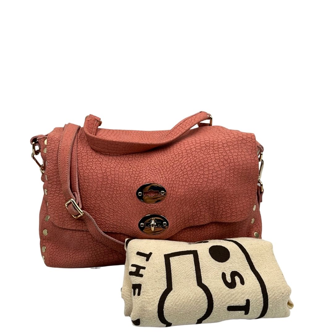 dustbag Borsa Zanellato in pelle scamosciata rosa trama cocco con parti metalliche dorate. Munita di un mono manico e una tracolla regolabile, e amovibile. 