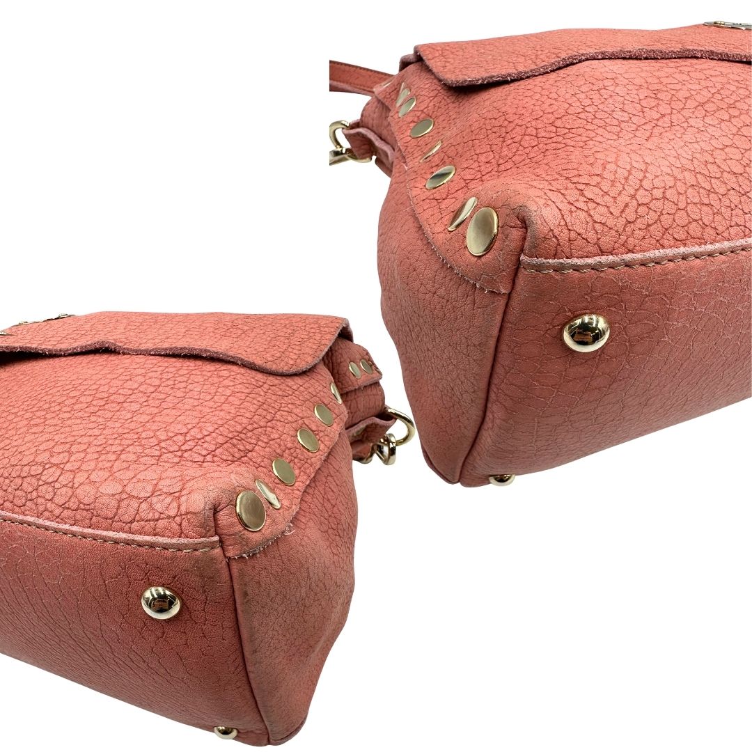 angoli Borsa Zanellato in pelle scamosciata rosa trama cocco con parti metalliche dorate. Munita di un mono manico e una tracolla regolabile, e amovibile. 