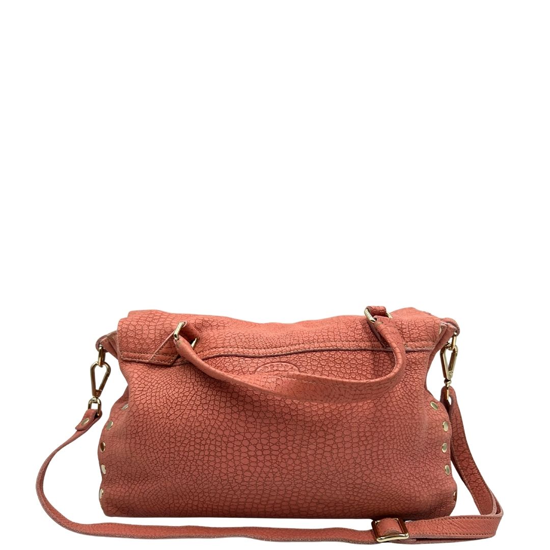 retro Borsa Zanellato in pelle scamosciata rosa trama cocco con parti metalliche dorate. Munita di un mono manico e una tracolla regolabile, e amovibile. 