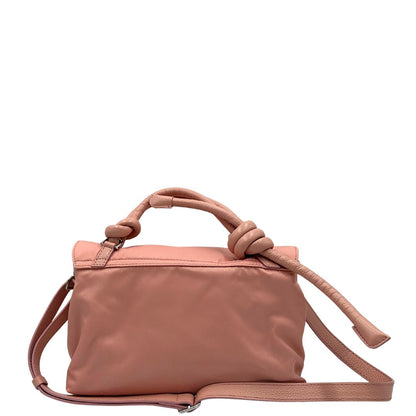 Retro di una borsa Zanellato in nylon rosa e parti in pelle tono su tono. Dettagli metallici argentati; munita di un manico con nodi e una tracolla amovibile e regolabile. Completa di dustbag.