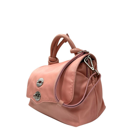 Laterale destro di una borsa Zanellato in nylon rosa e parti in pelle tono su tono. Dettagli metallici argentati; munita di un manico con nodi e una tracolla amovibile e regolabile. Completa di dustbag.