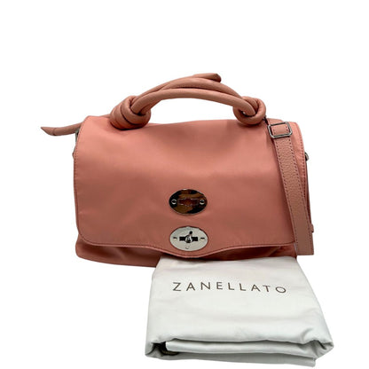 Borsa Zanellato in nylon rosa e parti in pelle tono su tono. Dettagli metallici argentati; munita di un manico con nodi e una tracolla amovibile e regolabile. Completa di dustbag.