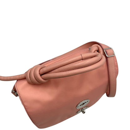 Vista superiore di una borsa Zanellato in nylon rosa e parti in pelle tono su tono. Dettagli metallici argentati; munita di un manico con nodi e una tracolla amovibile e regolabile. Completa di dustbag.
