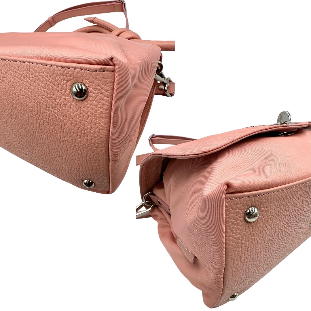 Angoli di una borsa Zanellato in nylon rosa e parti in pelle tono su tono. Dettagli metallici argentati; munita di un manico con nodi e una tracolla amovibile e regolabile. Completa di dustbag.
