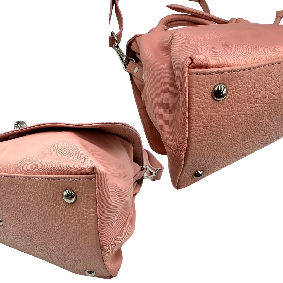 Angoli di una borsa Zanellato in nylon rosa e parti in pelle tono su tono. Dettagli metallici argentati; munita di un manico con nodi e una tracolla amovibile e regolabile. Completa di dustbag.