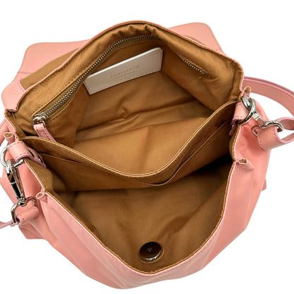 Interno di una borsa Zanellato in nylon rosa e parti in pelle tono su tono. Dettagli metallici argentati; munita di un manico con nodi e una tracolla amovibile e regolabile. Completa di dustbag.