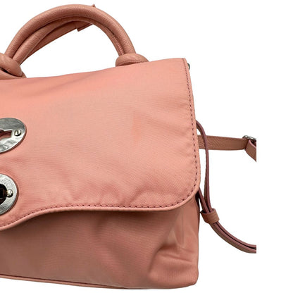 Difetto di una borsa Zanellato in nylon rosa e parti in pelle tono su tono. Dettagli metallici argentati; munita di un manico con nodi e una tracolla amovibile e regolabile. Completa di dustbag.