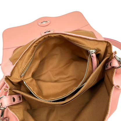 Interno di una borsa Zanellato in nylon rosa e parti in pelle tono su tono. Dettagli metallici argentati; munita di un manico con nodi e una tracolla amovibile e regolabile. Completa di dustbag.