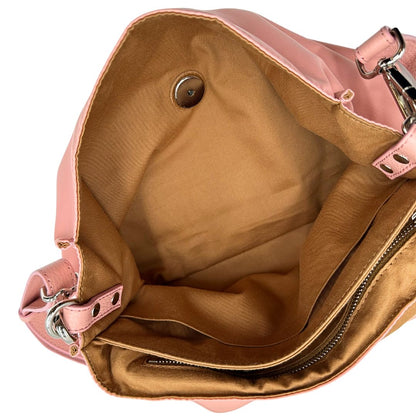 Interno di una borsa Zanellato in nylon rosa e parti in pelle tono su tono. Dettagli metallici argentati; munita di un manico con nodi e una tracolla amovibile e regolabile. Completa di dustbag.