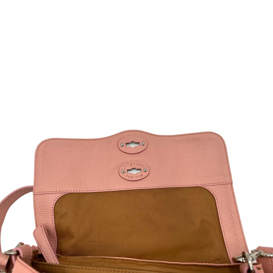 Interno della patta di una borsa Zanellato in nylon rosa e parti in pelle tono su tono. Dettagli metallici argentati; munita di un manico con nodi e una tracolla amovibile e regolabile. Completa di dustbag.