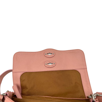 Interno della patta di una borsa Zanellato in nylon rosa e parti in pelle tono su tono. Dettagli metallici argentati; munita di un manico con nodi e una tracolla amovibile e regolabile. Completa di dustbag.