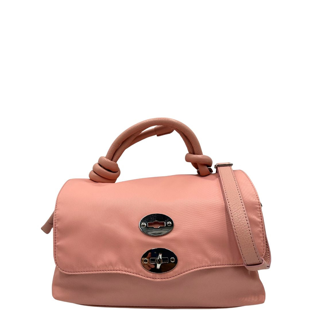 Front di una borsa Zanellato in nylon rosa e parti in pelle tono su tono. Dettagli metallici argentati; munita di un manico con nodi e una tracolla amovibile e regolabile. Completa di dustbag.