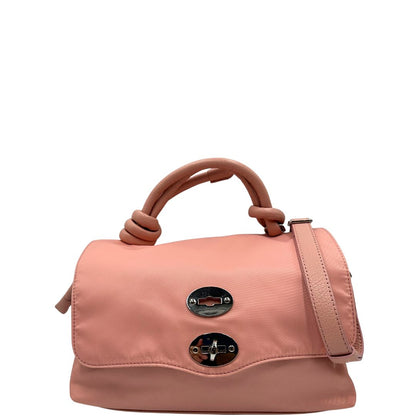 Front di una borsa Zanellato in nylon rosa e parti in pelle tono su tono. Dettagli metallici argentati; munita di un manico con nodi e una tracolla amovibile e regolabile. Completa di dustbag.