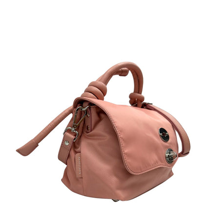 Laterale sinistro di una borsa Zanellato in nylon rosa e parti in pelle tono su tono. Dettagli metallici argentati; munita di un manico con nodi e una tracolla amovibile e regolabile. Completa di dustbag.