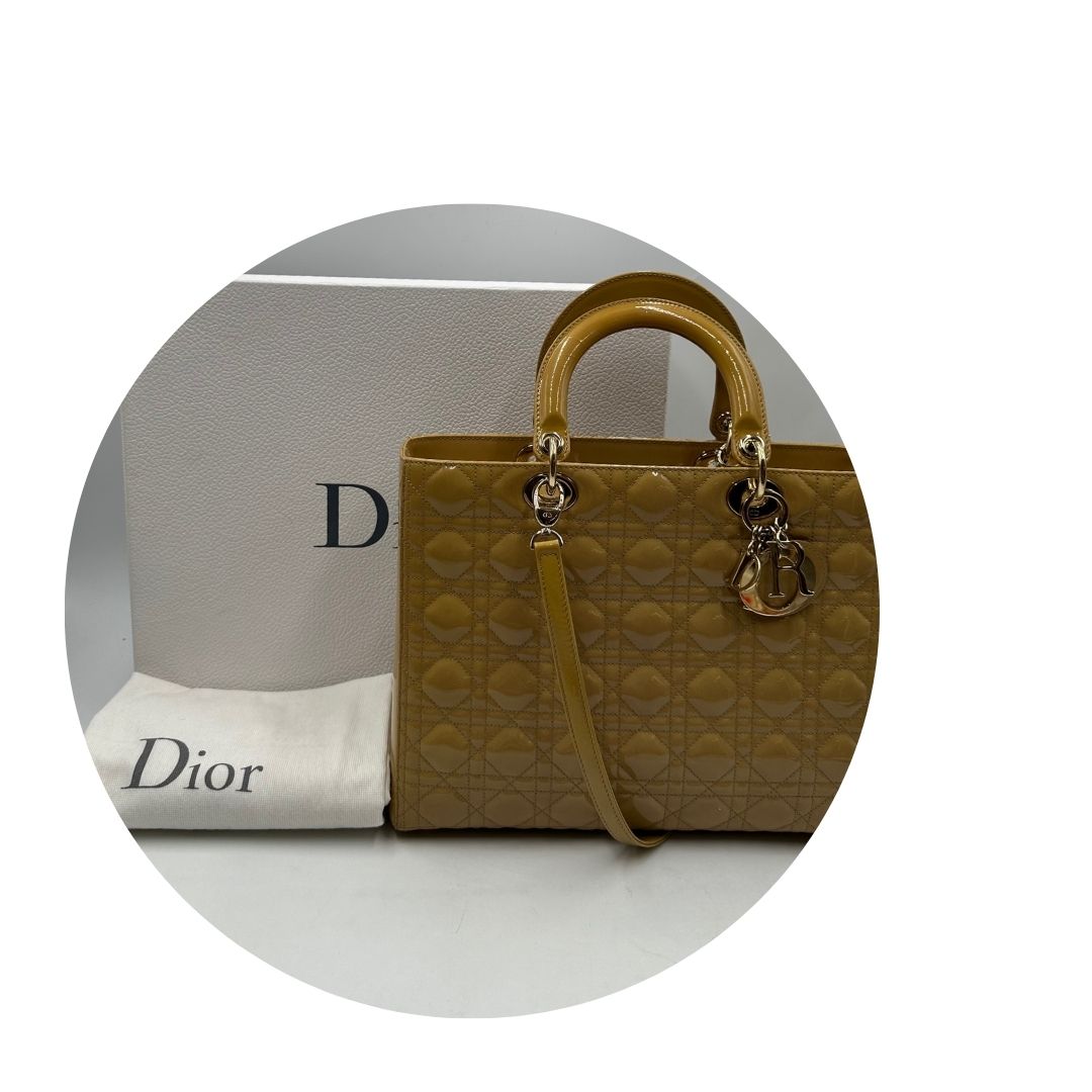 Borsa Lady Dior Large in pelle verniciata in trama cannage giallo ocra chiaro. Doppi manici rigidi e una tracolla amovibile, rifinita con parti metalliche argentate. Completa di corredo. Originale, usato, in condizioni ottime. 