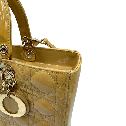 Borsa Lady Dior Large in pelle verniciata in trama cannage giallo ocra chiaro. Doppi manici rigidi e una tracolla amovibile, rifinita con parti metalliche argentate. Completa di corredo. Originale, usato, in condizioni ottime. 