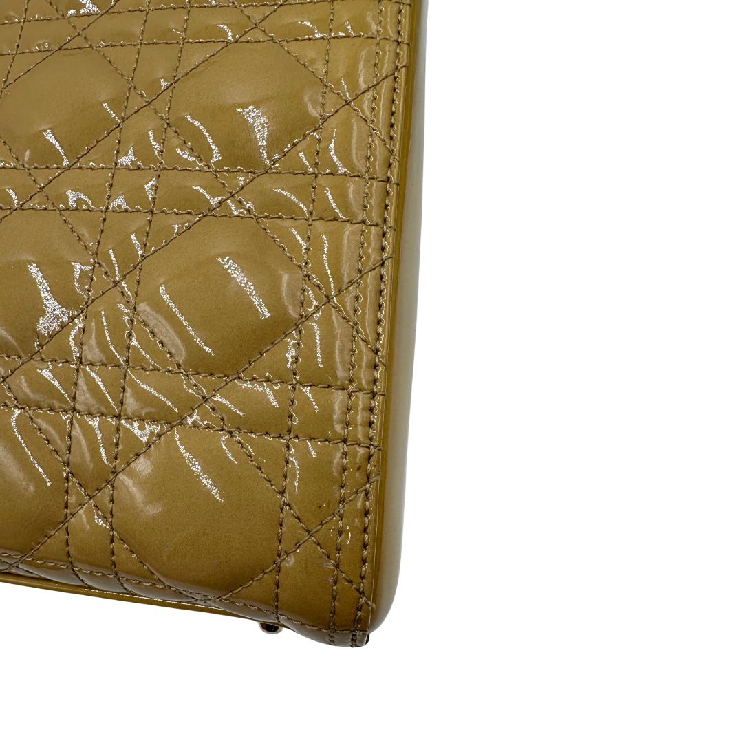 Borsa Lady Dior Large in pelle verniciata in trama cannage giallo ocra chiaro. Doppi manici rigidi e una tracolla amovibile, rifinita con parti metalliche argentate. Completa di corredo. Originale, usato, in condizioni ottime. 