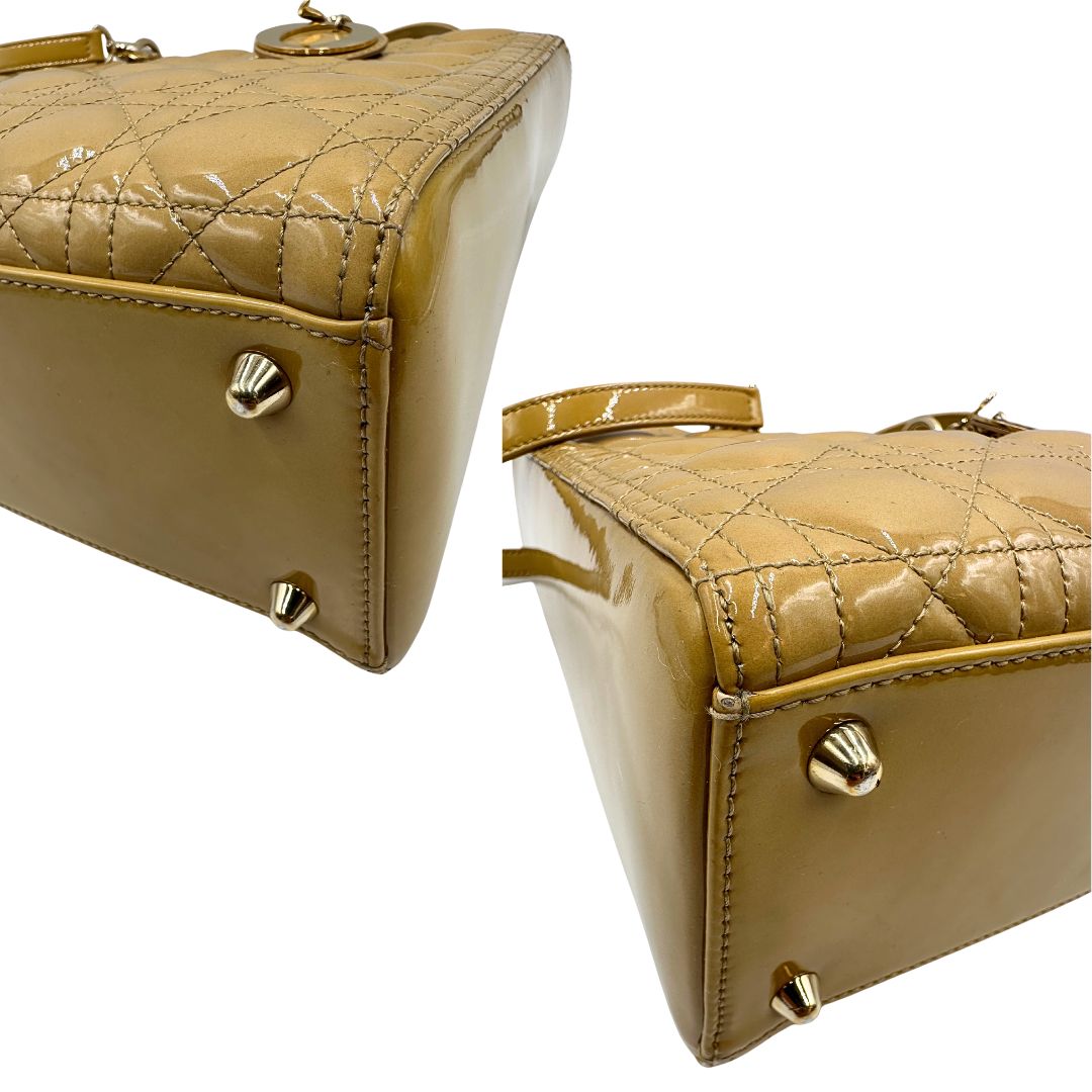 Angoli Borsa Lady Dior Large in pelle verniciata in trama cannage giallo ocra chiaro. Doppi manici rigidi e una tracolla amovibile, rifinita con parti metalliche argentate. Completa di corredo. Originale, usato, in condizioni ottime. 