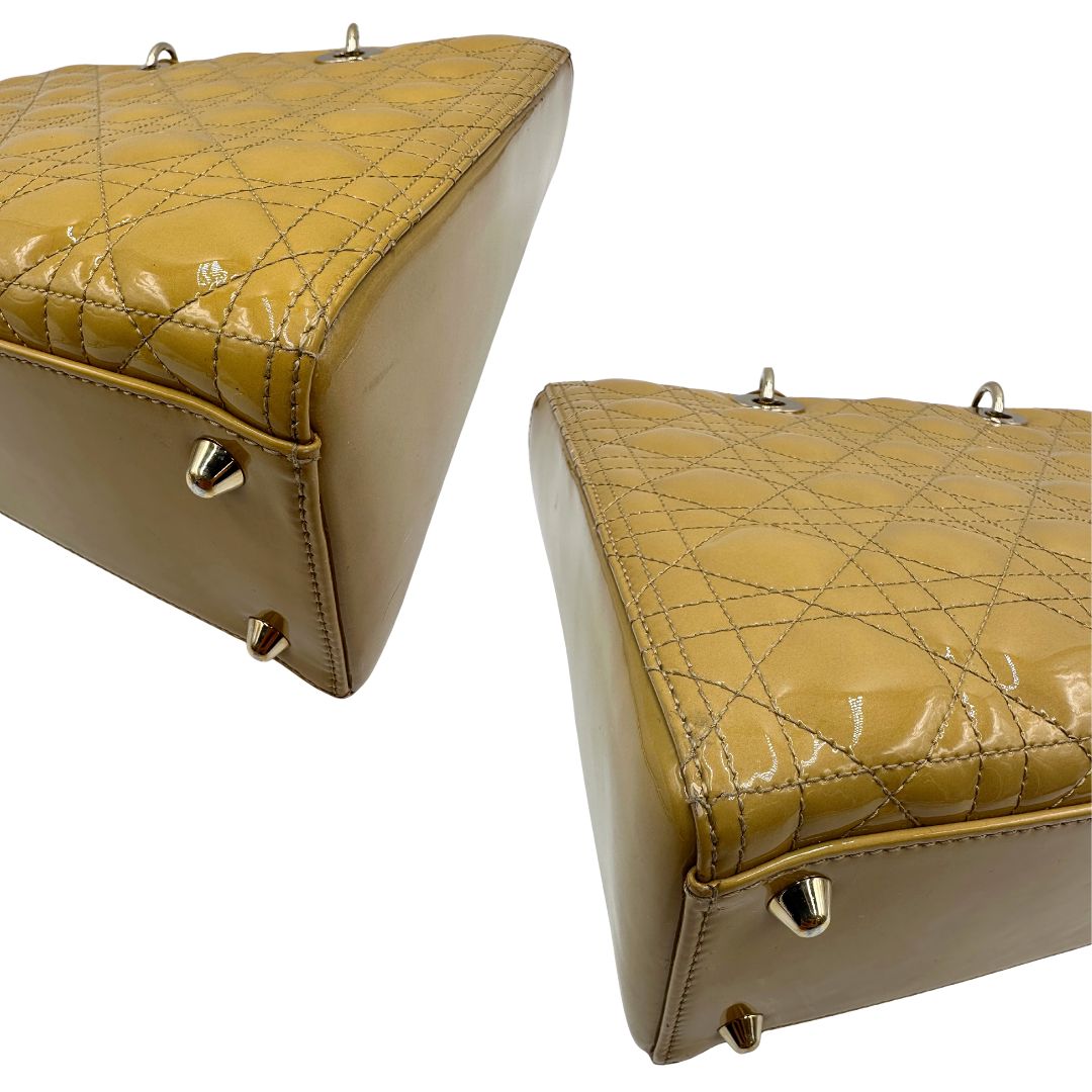 Angoli Borsa Lady Dior Large in pelle verniciata in trama cannage giallo ocra chiaro. Doppi manici rigidi e una tracolla amovibile, rifinita con parti metalliche argentate. Completa di corredo. Originale, usato, in condizioni ottime. 