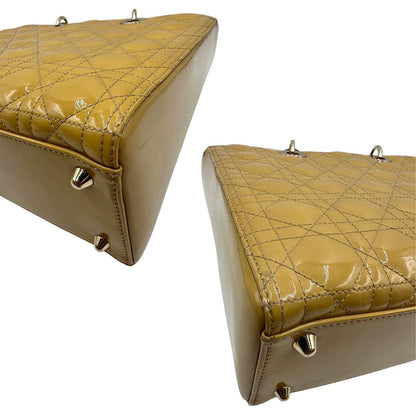 Angoli Borsa Lady Dior Large in pelle verniciata in trama cannage giallo ocra chiaro. Doppi manici rigidi e una tracolla amovibile, rifinita con parti metalliche argentate. Completa di corredo. Originale, usato, in condizioni ottime. 