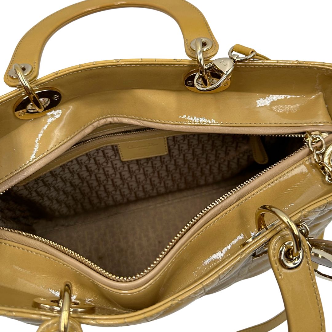 Interno Borsa Lady Dior Large in pelle verniciata in trama cannage giallo ocra chiaro. Doppi manici rigidi e una tracolla amovibile, rifinita con parti metalliche argentate. Completa di corredo. Originale, usato, in condizioni ottime. 